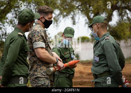 Anwendungsszenario während einer Sprengstoffdeponie in der Nähe von Kenitra, Marokko, 6. April 2021. Marineinfanteristen, Matrosen und Mitglieder der Utah National Guard nehmen an der humanitären Minenaktion, der Sprengstoffbeseitigung in Marokko 2021 Teil, wo US-EOD-Techniker die EOD-Validierung der Royal Moroccan Armed Forces (FAR)-Soldaten der Stufe zwei beaufsichtigen, um die Bemühungen zur Schaffung einer EOD-Fähigkeit innerhalb DER FAR fortzusetzen. Stockfoto