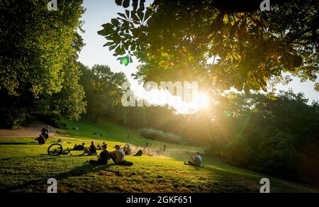 Berlin, Deutschland. September 2021. Passanten genießen die niedrige Abendsonne im Volkspark Wilmersdorf. Quelle: Kay Nietfeld/dpa/Alamy Live News Stockfoto