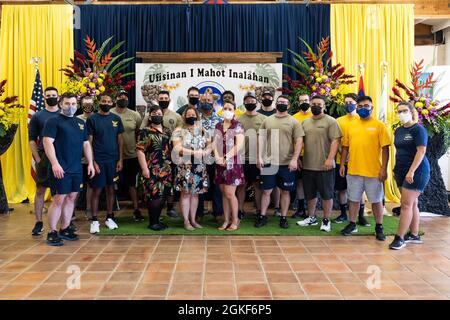 INALÅHAN, Guam (9. März 2021) Inalåhan Bürgermeister Anthony Chargualaf und Mitarbeiter posieren für ein Foto mit Matrosen, die dem Kommandanten, Submarine Squadron 15, zugewiesen wurden, nachdem sie eine Freiwilligenveranstaltung für Kommandos absolviert hatten, die sich auf Umweltschutz und Dorfsicherheit konzentriert. CSS-15 ist verantwortlich für die Bereitstellung von Schulungen, Material und Unterstützung der Einsatzbereitschaft mehrerer Schnellangriff-U-Boot-Kommandos der Los Angeles-Klasse am Polaris Point, Naval Base Guam. Stockfoto