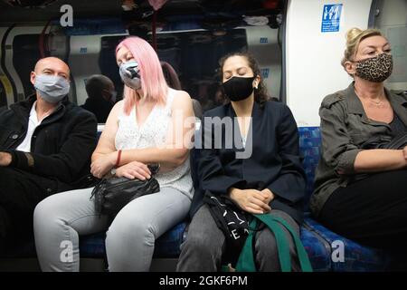 Covid 19 UK; Menschen, die während der COVID 19-Pandemie Masken trugen, reisten mit der Londoner U-Bahn, London, Großbritannien Stockfoto