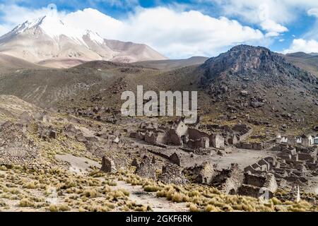 Ruinen der ehemaligen Bergbaustadt Pueblo Fantasma im Südwesten Boliviens Stockfoto