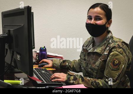 1. LT. Leighann D’Andrea, 27th Special Operations Civil Engineering Squadron Chief of Project Management, posiert am 6. April 2021 für ein Umweltportrait auf dem Cannon Air Force Base, N.M.. D'Andrea hat in den vergangenen anderthalb Jahren mit Spark Cell gearbeitet, um Innovationen für die Cannon AFB zu bringen. Stockfoto