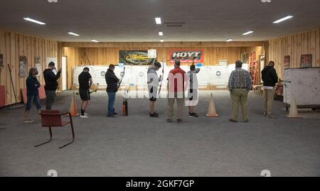 Verwundete, kranke und verletzte Marineinfanteristen üben während der 11. Jährlichen Marine Corps Trials am 6. April 2021 im Two Ribers Archery Club in Front Royal, Virginia, Bogenschießen. In der Vergangenheit handelt es sich bei den Marine Corps Trials um eine konsolidierte adaptive Sportveranstaltung, an der mehr als 250 verwundete, kranke oder verletzte Marineinfanteristen, Matrosen, Veteranen und internationale Konkurrenten teilnehmen. Um die mit COVID-19 verbundenen Risiken zu mindern, werden in diesem Jahr rund 100 aktive, rückgewinnende Dienstleistungsmitglieder in kleineren, regionalisierten Gruppen konkurrieren. Stockfoto