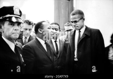 Martin Luther King und Malcolm X nach einer Pressekonferenz im US-Kapitol über die Debatte des Senats über den Bürgerrechtsakt von 1964, Washington, DC USA, Marion S. Trikosko, U.S. News & World Report Magazine Photograph Collection, 26. März 1964 Stockfoto