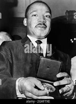 Martin Luther King zeigt sein Medaillon, das der Bürgermeister von New York, Robert Wagner, New York City, New York, USA, Phil Stanziola, New York World-Telegram & Sun Photo Collection, 1964 Stockfoto