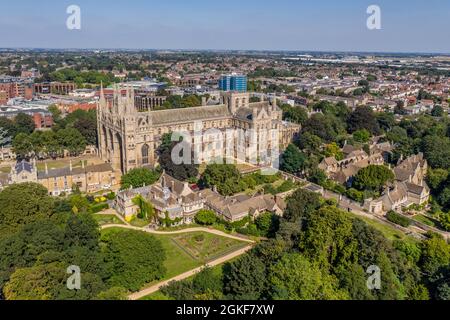 PETERBOROUGH, GROSSBRITANNIEN - 7. SEPTEMBER 2021. Ein Luftbild der Peterborough Cathedral und des lebhaften Lido in Cambridgeshire, 2021. Ein Luftbild der Stadt o Stockfoto