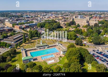 PETERBOROUGH, GROSSBRITANNIEN - 7. SEPTEMBER 2021. Ein Luftbild der Peterborough Cathedral und des lebhaften Lido in Cambridgeshire Stockfoto