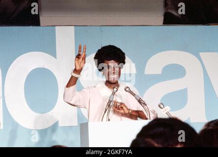 Demokratische US-Kongressabgeordnete Shirley Chisholm, Halbportrait im Rednerpult während der Pressekonferenz, Bernard Gotfryd, 1972 Stockfoto