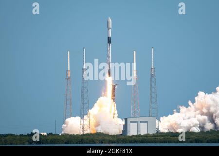 Eine Falcon 9-Rakete mit der Starlink L-23-Nutzlast von SpaceX startet von der Cape Canaveral Space Force Station, Florida, 7. April 2021. Dies war der zehnte Start von Falcon 9 in diesem Jahr und das dritte Mal, dass eine erste Etappe eine siebte Mission flog. Stockfoto