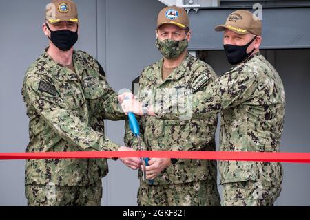 Admiral Edward L. Anderson, stellvertretender Kommandeur – Unterseekriege, Naval Sea Systems Command; Stephen B. Fahey, Senior Executive Service, PNS Nuclear Engineering and Planning Manager; Captain Matthew R. Boland, Commodore, Commander Submarine Squadron 12; Captain Daniel W. Ettlich, Commander, Portsmouth Naval Shipyard; Und Kapitän Steven W. Antcliff, Kommandant der Marine Submarine School, Schnitt das Band bei einer Zeremonie, bei der die Eröffnung der neuesten Abteilung der Naval Submarine School auf der Portsmouth Naval Shipyard in Kittery, Maine, am 7. April 2021 gefeiert wurde. Dieses innovative Training Stockfoto