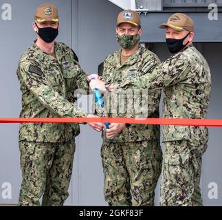 Admiral Edward L. Anderson, stellvertretender Kommandeur – Unterseekriege, Naval Sea Systems Command; Stephen B. Fahey, Senior Executive Service, PNS Nuclear Engineering and Planning Manager; Captain Matthew R. Boland, Commodore, Commander Submarine Squadron 12; Captain Daniel W. Ettlich, Commander, Portsmouth Naval Shipyard; Und Kapitän Steven W. Antcliff, Kommandant der Marine Submarine School, Schnitt das Band bei einer Zeremonie, bei der die Eröffnung der neuesten Abteilung der Naval Submarine School auf der Portsmouth Naval Shipyard in Kittery, Maine, am 7. April 2021 gefeiert wurde. Dieses innovative Training Stockfoto