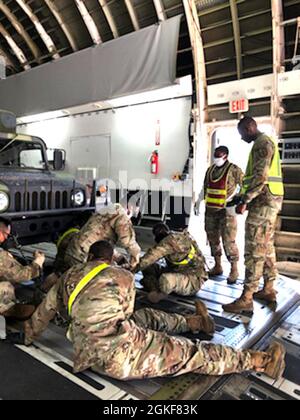 Befehl Sgt. Maj. Terrence T. Scarborough, Trans. Corps CSM (rechts stehend) beobachtet fortgeschrittene Einzeltrainingssoldaten, während sie während einer kürzlichen Trainingseinheit in Fort Lee militärische berufliche Spezialaufgaben übernehmen. Stockfoto