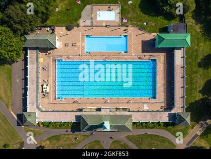 PETERBOROUGH, GROSSBRITANNIEN - 6. SEPTEMBER 2021. Ein Luftbild des Vivacity Lido von Peterborough, ein beliebter Außenpool bei Sonnenschein im Sommer Stockfoto