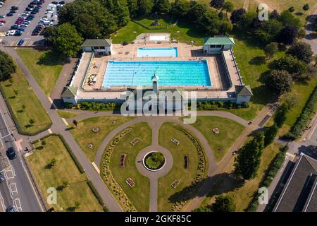 PETERBOROUGH, GROSSBRITANNIEN - 6. SEPTEMBER 2021. Ein Luftbild des Vivacity Lido von Peterborough, ein beliebter Außenpool bei Sonnenschein im Sommer Stockfoto