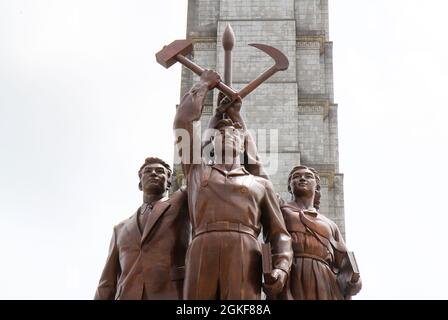 Detail des Denkmals der Arbeiterpartei am Juche-Turm in Pjöngjang, Nordkorea Stockfoto