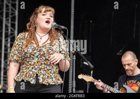 Slim Pickings Band, die auf einem Musikkonzertfestival in Garon Park, Southend on Sea, Essex, Großbritannien, auftrat. Sängerin, singen Stockfoto