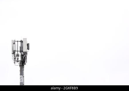 Ein Mobilfunkmast mit einem klaren weißen Himmel über Belfast, Nordirland. Stockfoto
