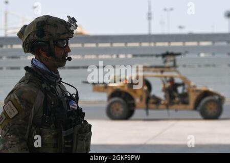 Die US-Luftstreitkräfte, die der 75. Expeditionary Airlift Squadron zugewiesen sind, und die Pararescuemen, die der 82. Expeditionary Rescue Squadron zugewiesen sind, führen eine schnelle medizinische Evakuierungsübung in Dschibuti durch, 7. April 2021. Die 75. EAS ist die einzige Quelle taktischer Luftbrücke für den Zuständigkeitsbereich der gemeinsamen Task Force Horn von Afrika. Stockfoto