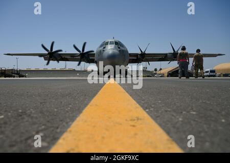 US-Luftstreitkräfte, die dem 75. Expeditionary Airlift Squadron zugewiesen wurden, das in Camp Lemonnier, Dschibuti, stationiert ist, führen vor dem Flug die Startverfahren für den Motor durch, 7. April 2021. Die 75. EAS ist die einzige Quelle taktischer Luftbrücke für den Zuständigkeitsbereich der gemeinsamen Task Force Horn von Afrika. Stockfoto