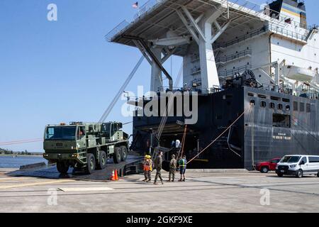 US-Marineinfanteristen und II Marine Expeditionary Force entlasten während der Übung Dynamic Cape 21.1 am 7. April 2021 im Military Ocean Terminal Sunny Point, North Carolina, einen Austausch des logistischen Fahrzeugsystems (LVSR) vom Brunnendeck des USNS PFC Dewayne T. Williams (T-AK-3009). DC 21.1 ist eine Befehls- und Kontrollübung, die eine umkämpfte Umgebung simuliert, um die Einsatzbereitschaft zwischen den Partnerländern der II Marine Expeditionary Force und anderen Einheiten des Verteidigungsministeriums zu verbessern. Stockfoto