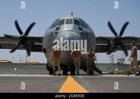 US-Luftstreitkräfte, die dem 75. Expeditionary Airlift Squadron zugewiesen wurden, das in Camp Lemonnier, Dschibuti, stationiert ist, führen vor dem Flug die Startverfahren für den Motor durch, 7. April 2021. Die 75. EAS ist die einzige Quelle taktischer Luftbrücke für den Zuständigkeitsbereich der gemeinsamen Task Force Horn von Afrika. Stockfoto