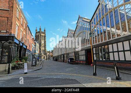 Die verglaste Victorian Market Hall und St. Mary's Church, Stockport, Manchester, England, Großbritannien Stockfoto