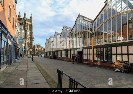 Die verglaste Victorian Market Hall und St. Mary's Church, Stockport, Manchester, England, Großbritannien Stockfoto