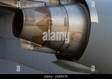 Foto des hinteren Abschnitts eines C-17 Globemaster III-Motors auf der Dover Air Force Base, Delaware, 7. April 2021. Der C-17 wird von vier Pratt & Whitney F117-PW-100 Turbofan-Motoren angetrieben, wobei jeder Motor 40,440 Pfund Schub erzeugt. Stockfoto