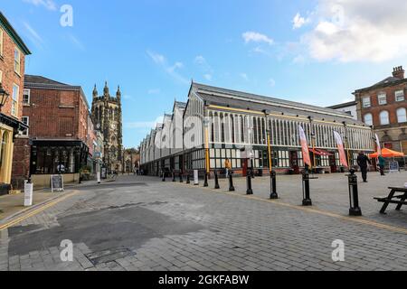 Die verglaste Victorian Market Hall und St. Mary's Church, Stockport, Manchester, England, Großbritannien Stockfoto