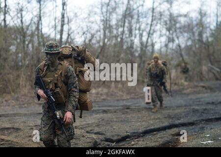 Der US-amerikanische Hospitalmann Tyler Scottmit 3d-Bataillon, 3d-Marineregiment, patrouilliert während der Übung Fuji Viper 21.3 im Combined Arms Training Center, Camp Fuji, Japan, 7. April 2021. Während dieser Übung haben Marines Taktiken, Techniken und Verfahren verfeinert, um Expeditions- und Basisoperationen auf Zug- und Unternehmensebene zu unterstützen. 3/3 wird im Indo-Pazifik-Raum unter dem 4. Marine-Regiment, 3d Marine Division, eingesetzt. Scott stammt aus Los Angeles, Kalifornien. Stockfoto