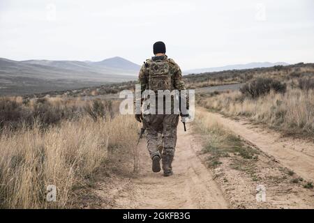 YAKIMA TRAINING CENTER, Washington. – Ein Grüner Beret mit 2. Bataillon, 1. Special Forces Group (Airborne) bewegt sich während der Fernaufklärungs- und Überwachungstrainings im Yakima Training Center, Washington, 7. April 2021 in eine Überwachungsposition. Diese Veranstaltung war Teil einer dreitägigen Trainingsübung, die Freifalleinfügung, das Üben spezieller Aufklärungen und das Anlegen von Landezonen beinhaltete, um sich auf zukünftige Missionen in der realen Welt vorzubereiten. Stockfoto