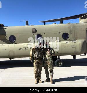 1. LT. Bradley Cho, ein Zugführer bei Unternehmen B, 2-501 General Support Aviation Bataillon, links, Und sein Schwiegervater, LT. General Daniel Karbler, Kommandant des U.S. Army Space and Missile Defense Command, posiert für ein Foto, kurz bevor Cho Karbler von Fort Bliss, Texas, nach White Sands Missile Range, New Mexico, im April 7 fliegt. Stockfoto