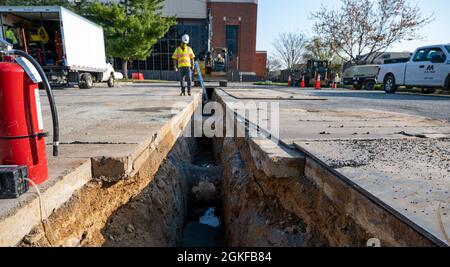 Auftragnehmer installieren ein neues Gas für den Hangar 2 auf der gemeinsamen Basis Anacostia-Bolling, Washington, D.C., 7. April 2021. Die Konstruktion wird den Wärmeplan für die Basis dezentralisieren und zielt darauf ab, das Risiko eines kaskadierenden Ausfalls mehrerer Heizeinheiten zu eliminieren, die Kosten zu senken und die Reaktionsfähigkeit in allen Hauptgebäuden der JBAB zu erhöhen. Stockfoto