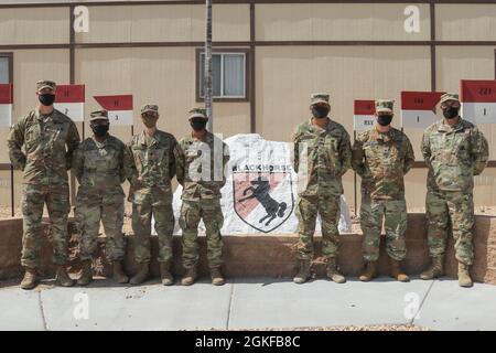 Das 11. Armored Cavalry Regiment Field Feeding Team, das das Nationale Trainingszentrum repräsentiert, stellt sich vor dem 11. Armored Cavalry Regimental Hauptquartier, 7. April 2021, Fort Irwin, Kalifornien. Insgesamt sechs Soldaten des Regimental Support Squadron traten als Team beim diesjährigen Philip A. Connelly Field Kitchen Competition auf, um das National Training Center: Sgt zu repräsentieren. Donald Prävity, aus Buffalo, New York; Sgt. Carolina Sanchez, aus Orange County, Kalifornien; SPC. Michael Groves, aus New Smyrna Beach, Florida; SPC. Cheeto Rafanan, aus Dededo, Guam; SPC. Courtney Roseborough, Fr. Stockfoto