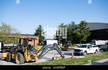 Auftragnehmer installieren ein neues Gas für den Hangar 2 auf der gemeinsamen Basis Anacostia-Bolling, Washington, D.C., 7. April 2021. Die Konstruktion wird den Wärmeplan für die Basis dezentralisieren und zielt darauf ab, das Risiko eines kaskadierenden Ausfalls mehrerer Heizeinheiten zu eliminieren, die Kosten zu senken und die Reaktionsfähigkeit in allen Hauptgebäuden der JBAB zu erhöhen. Stockfoto
