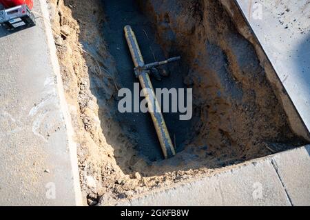 Auftragnehmer installieren ein neues Gas für den Hangar 2 auf der gemeinsamen Basis Anacostia-Bolling, Washington, D.C., 7. April 2021. Die Konstruktion wird den Wärmeplan für die Basis dezentralisieren und zielt darauf ab, das Risiko eines kaskadierenden Ausfalls mehrerer Heizeinheiten zu eliminieren, die Kosten zu senken und die Reaktionsfähigkeit in allen Hauptgebäuden der JBAB zu erhöhen. Stockfoto