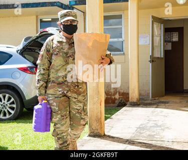 Monica Mendez, Senior Airman der US-Luftwaffe, Mitglied des Kapitels 1560 der Luftwaffe, trägt Spendengegenstände im Hauptquartier des Guam-Korps der Heilsarmee in Barrigada, Guam, 8. April 2021. Mitglieder der AFSA der Andersen Air Force Base sammelten im März mehr als 1,800 Gegenstände durch Spendenfahrten, die sich auf insgesamt 510.000 Hilfspositionen für die Heilsarmee beliefen. Stockfoto