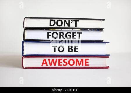 Vergessen Sie nicht awesome Symbol. Konzept Worte "Don't forget awesome" auf Büchern auf einem schönen weißen Hintergrund. Geschäftsmann Hand. Geschäftlich, motivierend Stockfoto