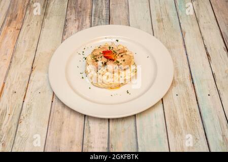 Top von russischen Salat mit gekochten Kartoffeln, Mayonnaise, Thunfisch Bauch Konserve auf Holz Hintergrund Stockfoto