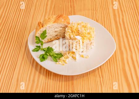 In einem spanischen Restaurant werden individuelle Tapa mit russischem Salat und einer Scheibe Brot serviert Stockfoto