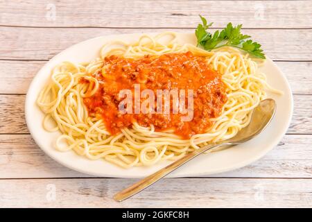 Italienische beliebte Bolognese Spaghetti auf weißem Tablett Stockfoto