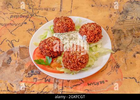 Hausgemachte Falafel-Kugeln, Joghurt und Salate in einem türkischen Restaurant Stockfoto