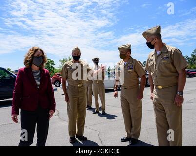 Die stellvertretende Verteidigungsministerin Dr. Kathleen H. Hicks kommt bei der Information Warfare Training Corry Station, Florida, am 8. April 2021 an. Stockfoto