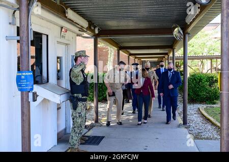 Die stellvertretende Verteidigungsministerin Dr. Kathleen H. Hicks kommt bei der Information Warfare Training Corry Station, Florida, am 8. April 2021 an. Stockfoto