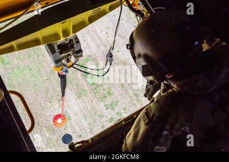 Ein Bambi-Schaufelgerät hängt an einem Hubschrauber der US-Armee CH-47 Chinook, der der Joint Task Force-Bravo, dem 1. Bataillon, dem 228. Luftfahrtregiment in der Nähe des Soto Cano Air Base, Honduras, und dem 8. April 2021 zugewiesen wurde. Die routinemäßigen Interoperabilitätsschulungen für die Feuerbekämpfung wurden durchgeführt, um die Bereitschaft zu verbessern, die Reaktionsfähigkeit der Partnerstaaten zu stärken und ihre Fähigkeit, auf Krisen in ganz Mittelamerika zu reagieren, zu verbessern. Stockfoto