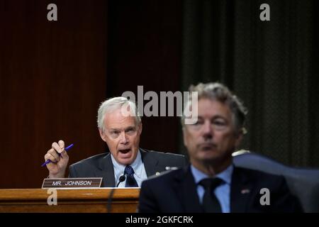 Washington, DC. September 2021. Der US-Senator Ron Johnson (Republikaner von Wisconsin) befragt US-Außenminister Antony Blinken während einer Anhörung des Ausschusses für Auswärtige Beziehungen des Senats auf dem Capitol Hill am 14. September 2021 in Washington, DC. Blinken wurde über den Umgang der Biden-Regierung mit dem Rückzug der USA aus Afghanistan befragt. Kredit: Drew Angerer/Pool via CNP/dpa/Alamy Live News Stockfoto