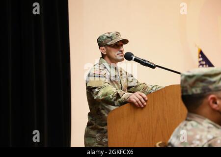 Capt. Marco Lara, Kommandant, Headquarters and Headquarters Company, Special Trupps Bataillon, 1st Theatre Sustainment Command, hält seine Bemerkungen während der Befehlswechselzeremonie des Unternehmens, die am 9. April 2021 im Waybur Theatre in Fort Knox, Kentucky, stattfand. Lara sagte: 'Ich bin eine harte Arbeiterin, also werde ich dich nächste Woche sehen, wie du hart für meine Soldaten arbeitest.' Stockfoto