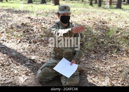 Personal Sgt. Ashley Sedrowski, zusammen mit dem 405. Field Hospital, nimmt an der Best Warrior Competition des 3d Medical Command Deployment Support in Ft McClellan Teil. Das Mysterienereignis, bei dem die Soldaten nicht im Voraus wissen sollten, besteht darin, den Aufbau einer individuellen Kampfposition zu simulieren und eine DD-Form 5517, Standard Range Card auszufüllen. Das Dokument soll bei der Planung und Kontrolle von Bränden helfen und den Einsatzhelfern und ihrer Crew helfen, ihre Ziele zu erreichen, wenn die Sicht begrenzt ist. Stockfoto