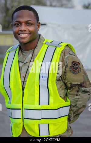 Josiah Sellars, Senior Airman der US Air Force, gebürtiger New Yorker und Apotheker mit dem 19. Operational Medical Readiness Squadron, stationiert auf dem Little Rock Air Force Base, Arkansas, der 2. Abteilung, 64. Luftwaffengruppe, zugewiesen wurde, posiert während einer Pause im Community Impfzentrum in Gary, Indiana, 8. April 2021. Sellars gehört zu einer Gruppe von Mitarbeitern der US-Luftwaffe, die die Impfbemühungen unterstützen werden. Seine Hauptverantwortung liegt in der medizinischen Verwaltung und der Unterstützung von Registrierungen für Gemeindemitglieder in den Impfzentren. Sellars sorgt für Peo Stockfoto