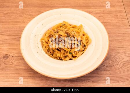 Toller Teller mit italienischer Pasta. Fettuccine mit Fleisch und Pomodoro Bolognese Sauce Stockfoto